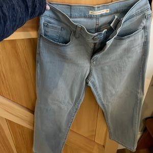 Levi’s NWOT Shaping Skinny Capri